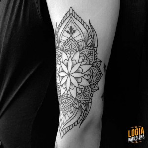 tatuaje-brazo-ornamental-ferran-torre-logia-barcelona 